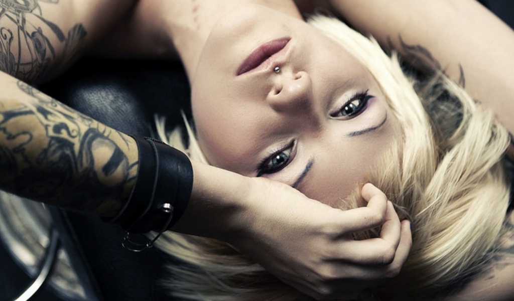 Девушка с тату на руке