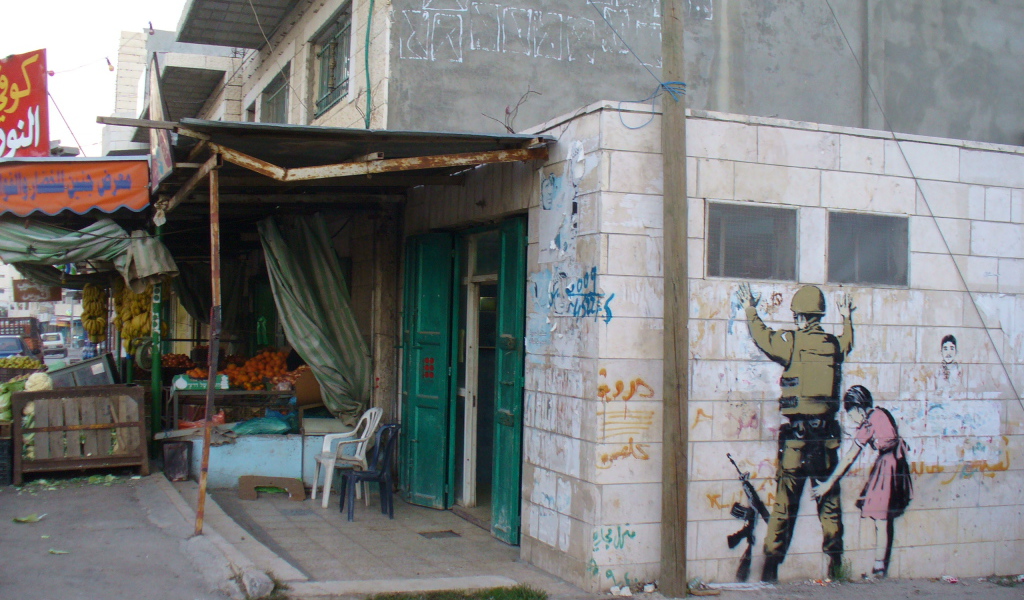 Граффити, военный и девочка, художник Бэнкси