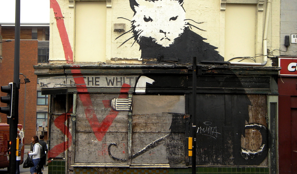 Граффити на здании, художник Бэнкси