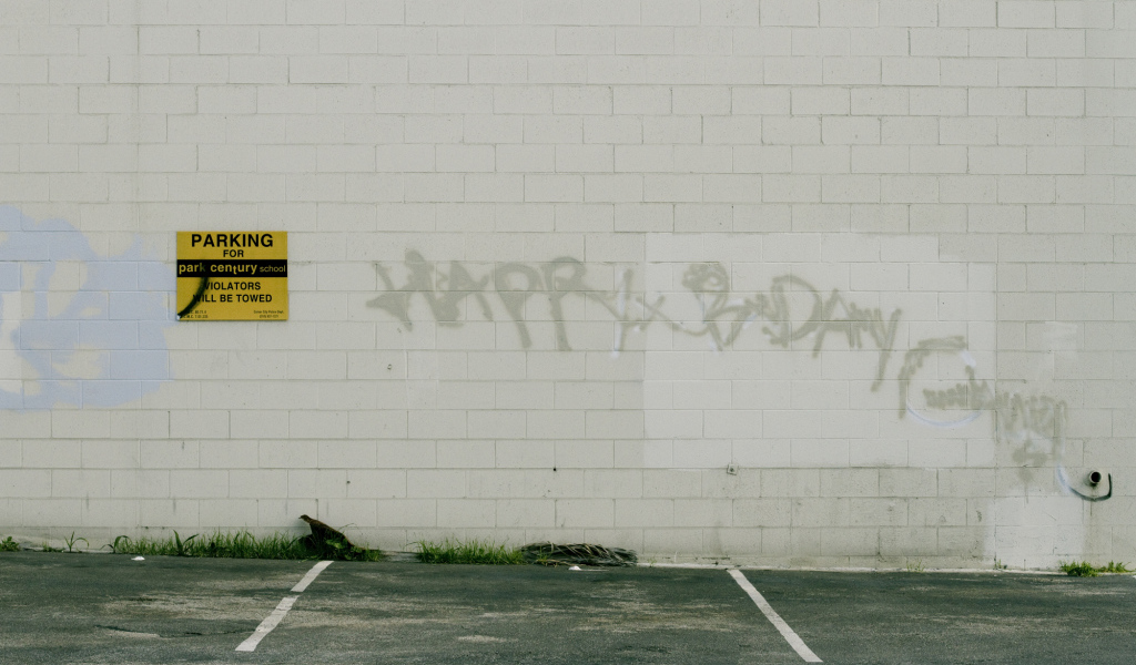 Граффити на белой стене, с днём рождения