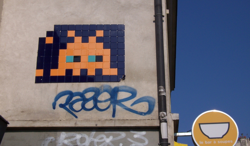 Граффити из плиток на стене