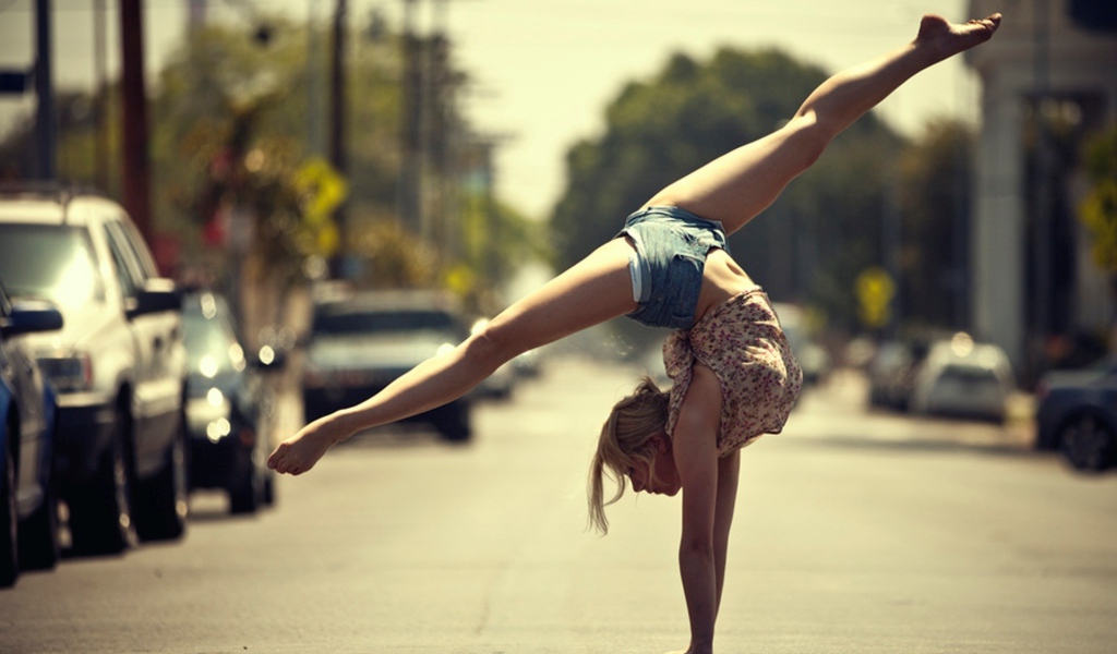 Гимнастка на дороге