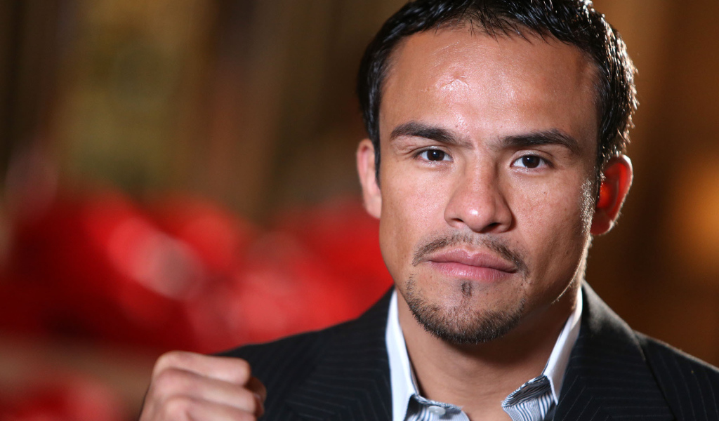 Хуан Мануэль Маркес в черном костюме