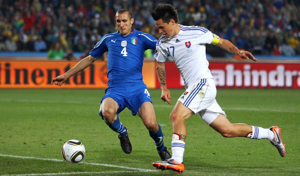 Ювентус Джорджо Кьеллини борется за мяч