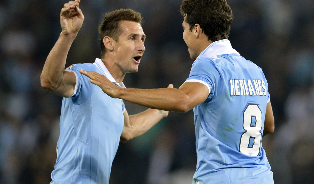 Лацио Мирослав Клозе празднует победу