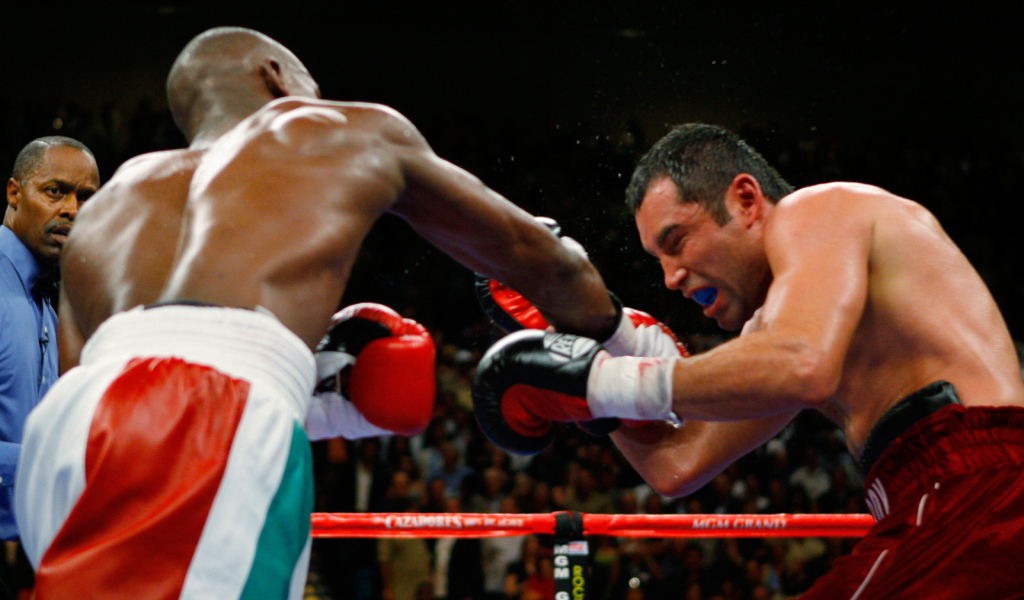 Легендарный боксер Оскар Дела Хойя проигрывает битву