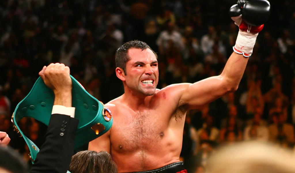 Легендарный боксер Оскар Дела Хойя выиграл бой