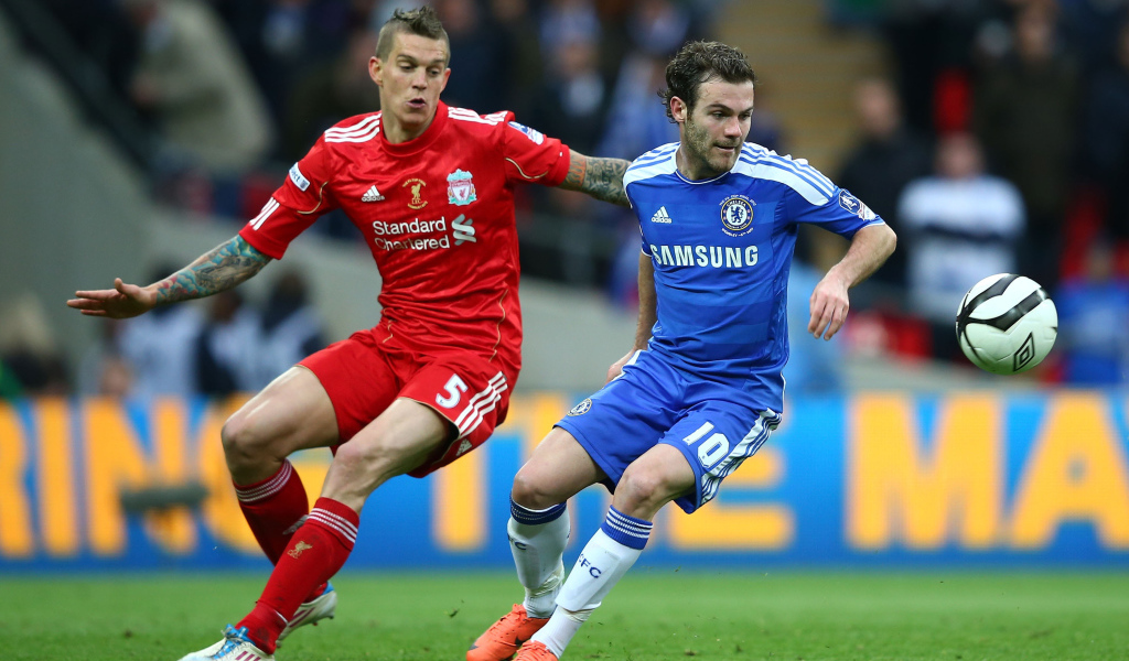 Ливерпуль Даниэль Аггер борется за мяч