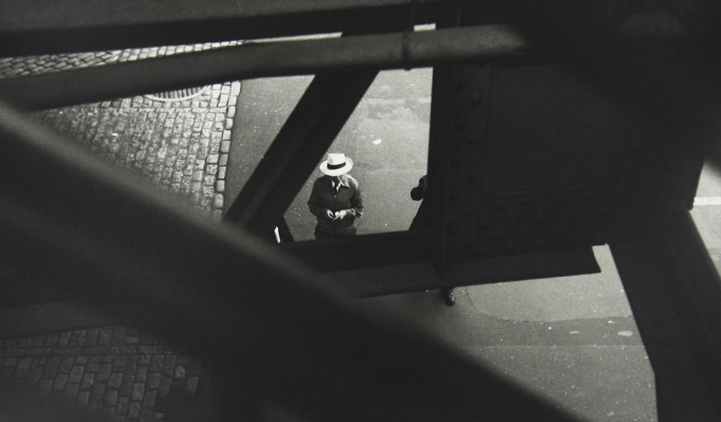 Мужчина с сигаретой, ретро фотография