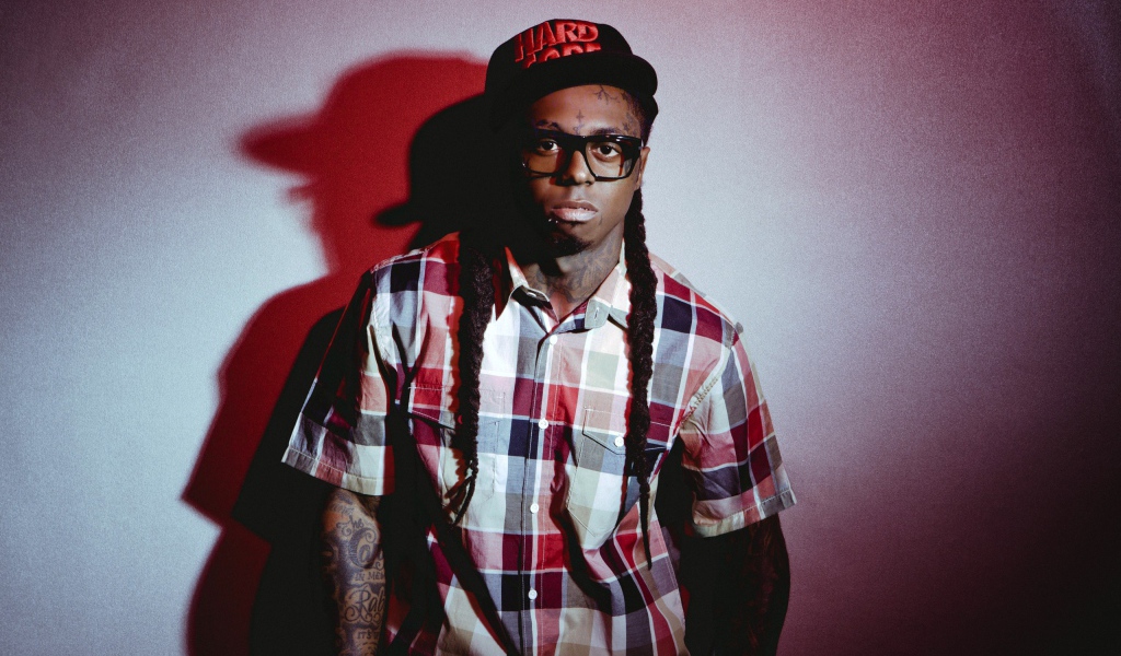 Парень с татуировками и кепке, swag