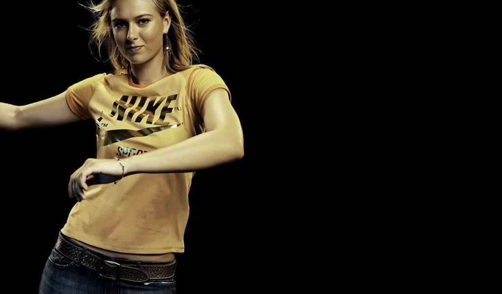 Теннисистка Мария Шарапова в майке Nike