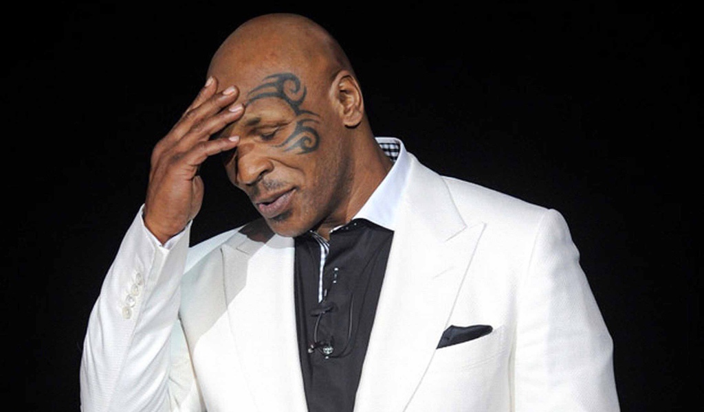 Майк Тайсон в белом костюме