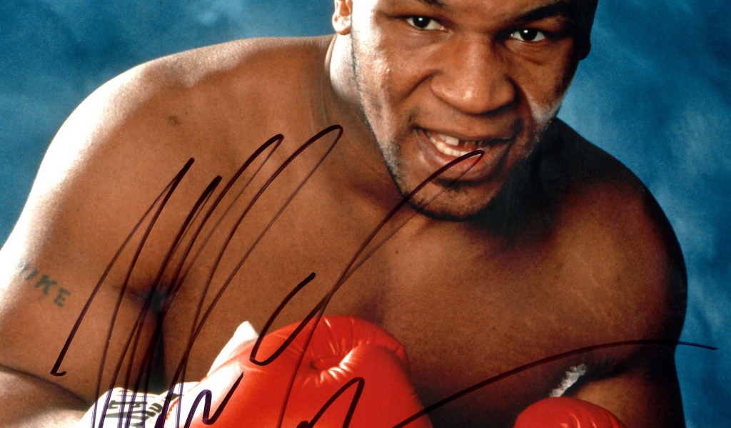 Майк Тайсон в красных боксерских перчатках