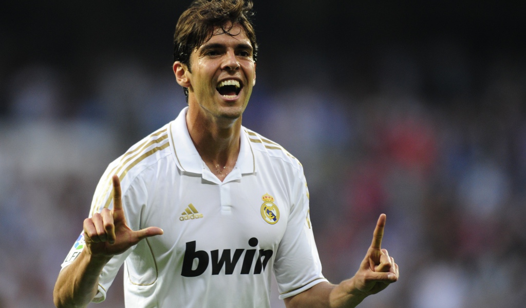  Милан Кака в белой футболке