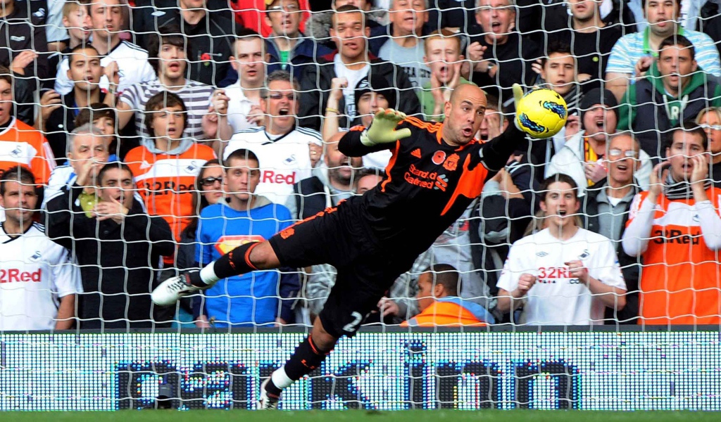 Наполи Пепе Рейна ловит мяч