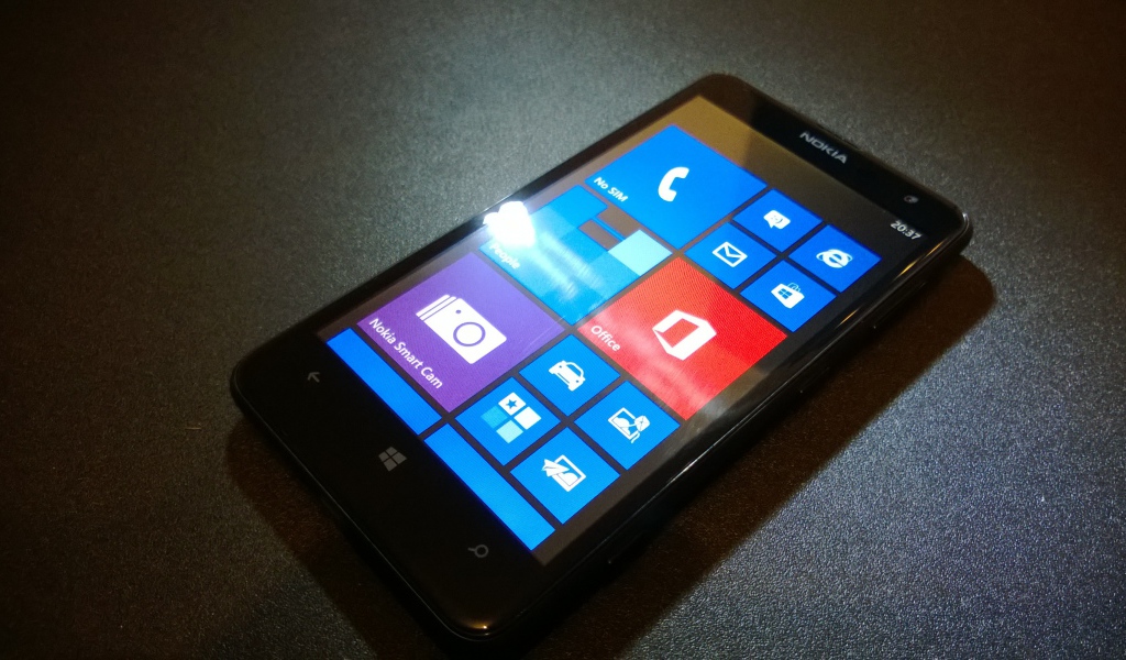 Nokia Lumia 625 на сером столе