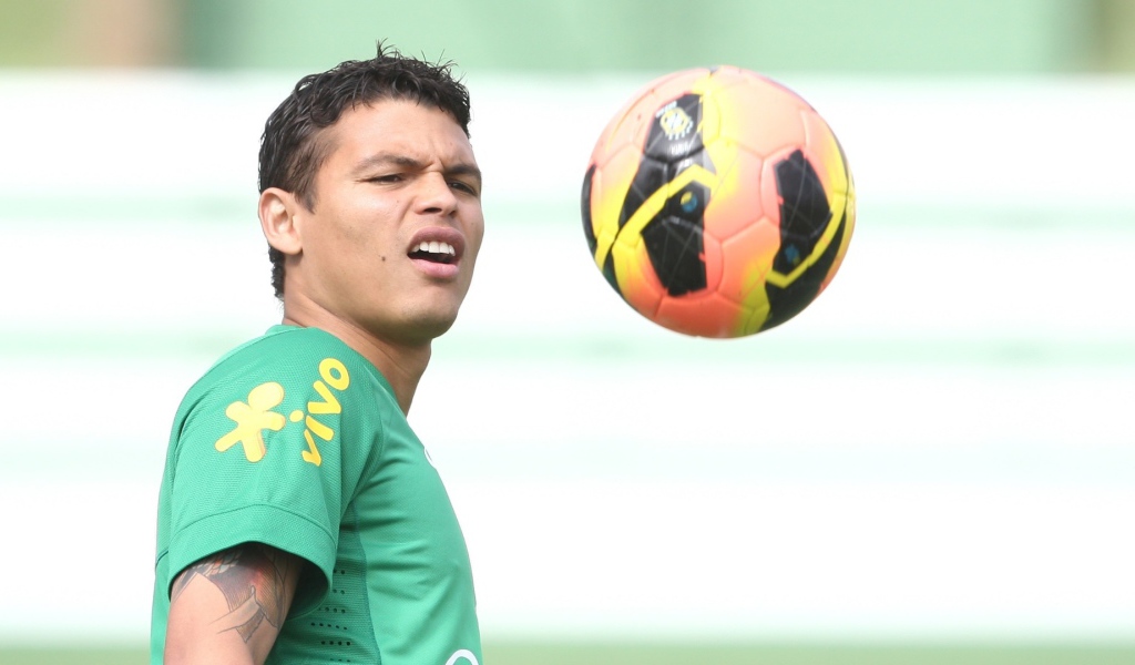 ПСЖ Тиаго Силва смотрит на мяч