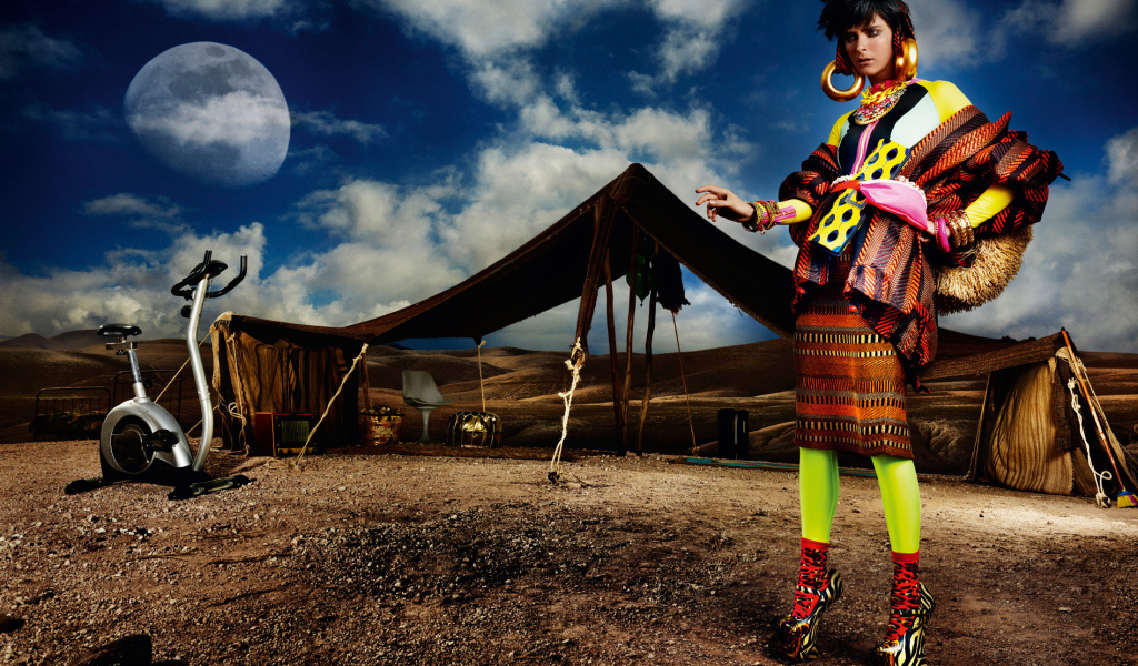 Фотография девушки в яркой одежде