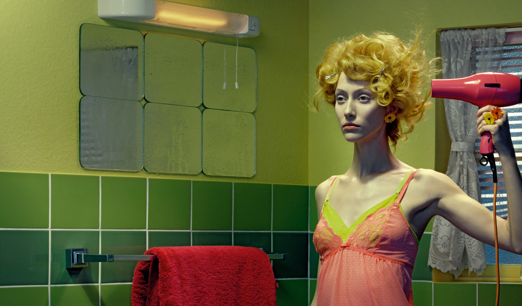 Фотография девушки в ванне с феном