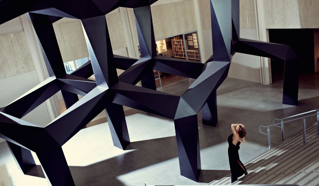 Фотография девушки на фоне креативной конструкции