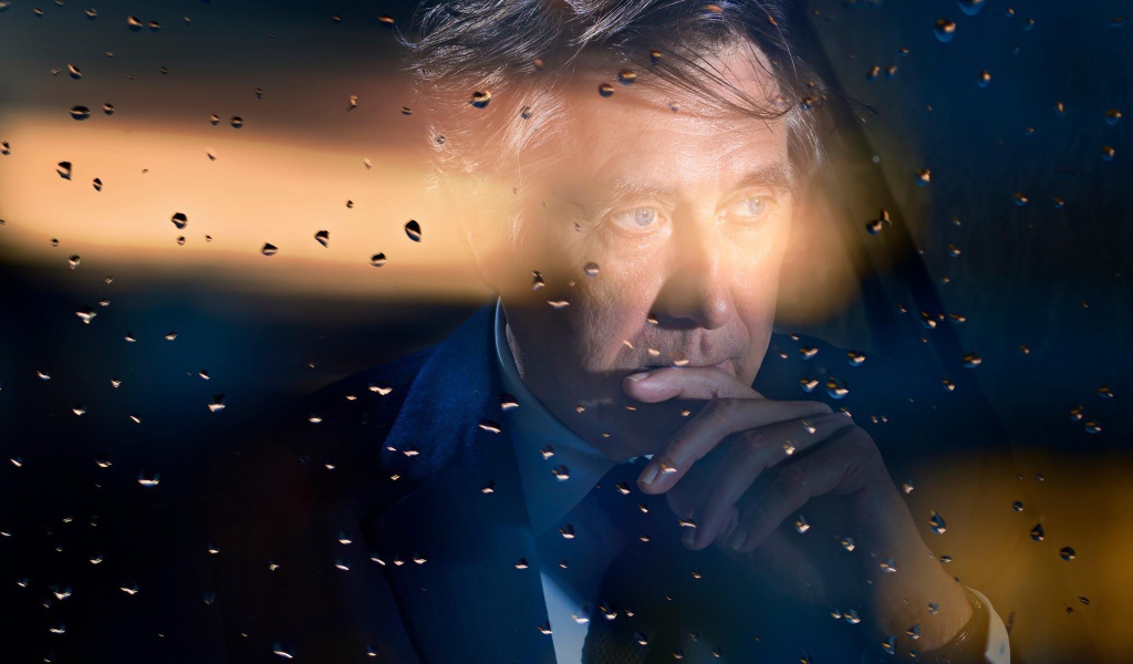 Фотография мужчины через стекло