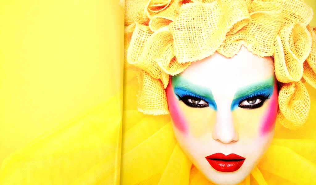 Фотография яркой девушки