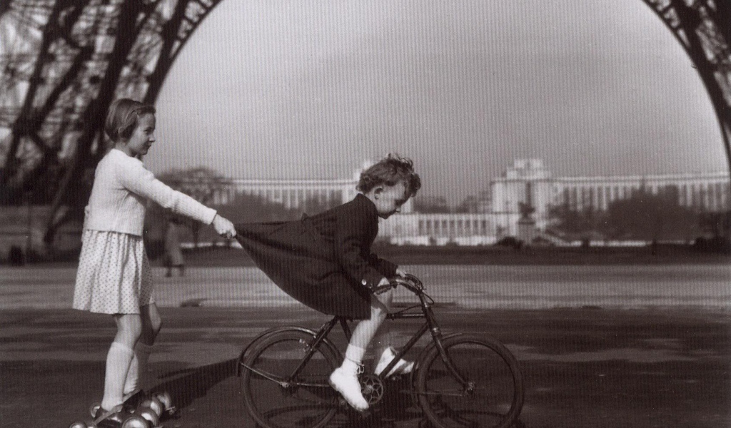 Фотография детей под Эйфелевой башней