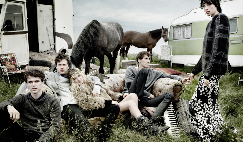 Фотография компании хиппи