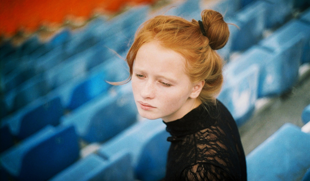 Фотография рыжей девушки в чёрном платье