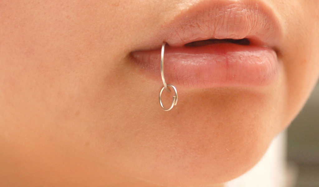 Пирсинг в губе у девушки