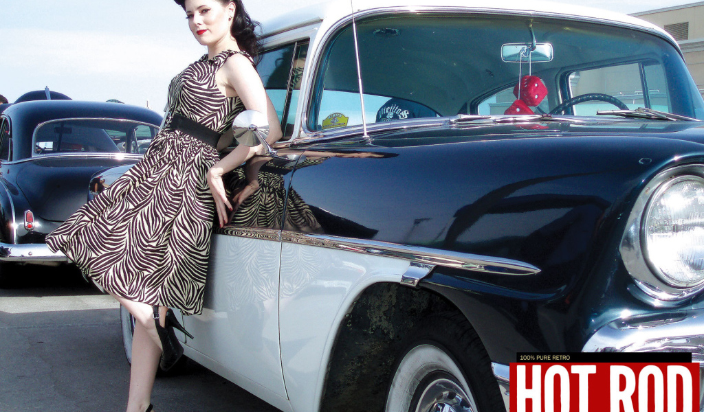 Пин Ап девушка возле ретро автомобиля из прошлого