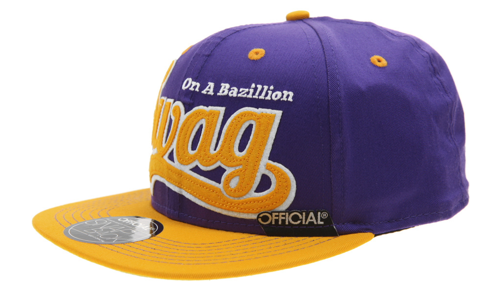 Фиолетовая кепка swag на белом фоне