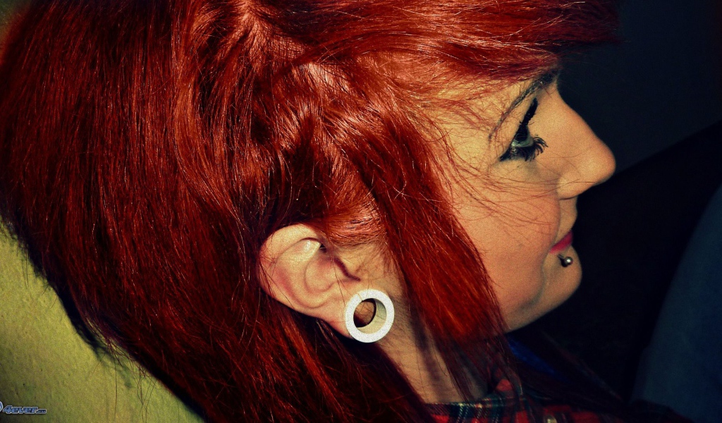Девушка рыжеволосая с пирсингом в губе