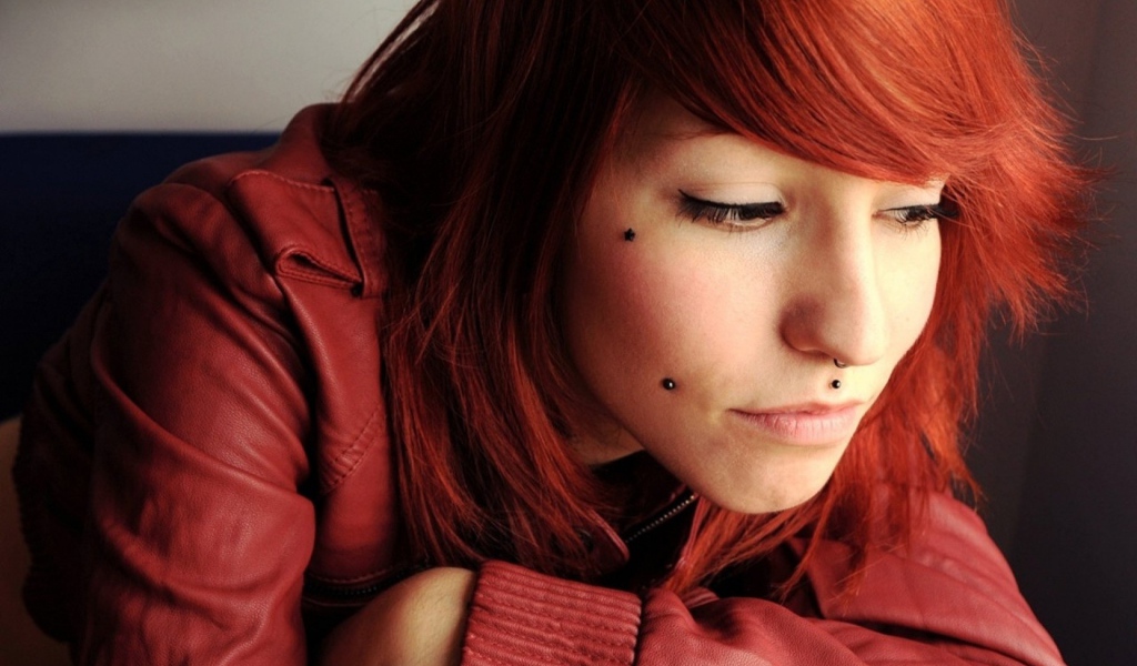 Девушка рыжеволосая с пирсингом на лице