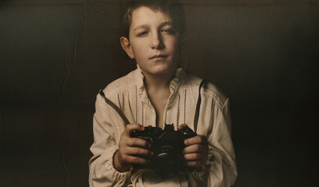 Селфи молодого фотографа с фотоаппаратом Зенит