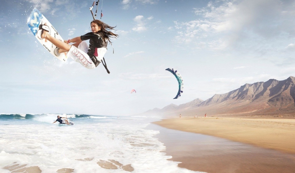 Спортивные девушки на фоне гор