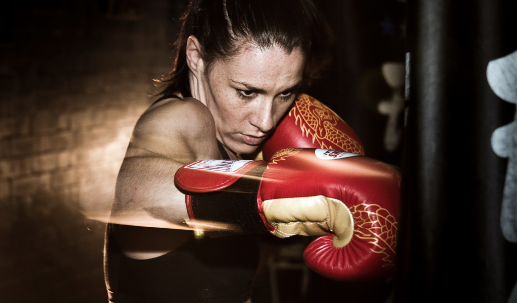 Спортивная девушка боксёр