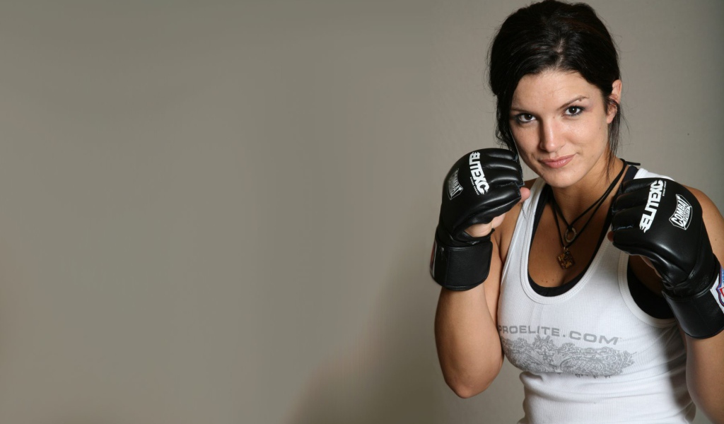 Спортивная девушка в чёрных перчатках