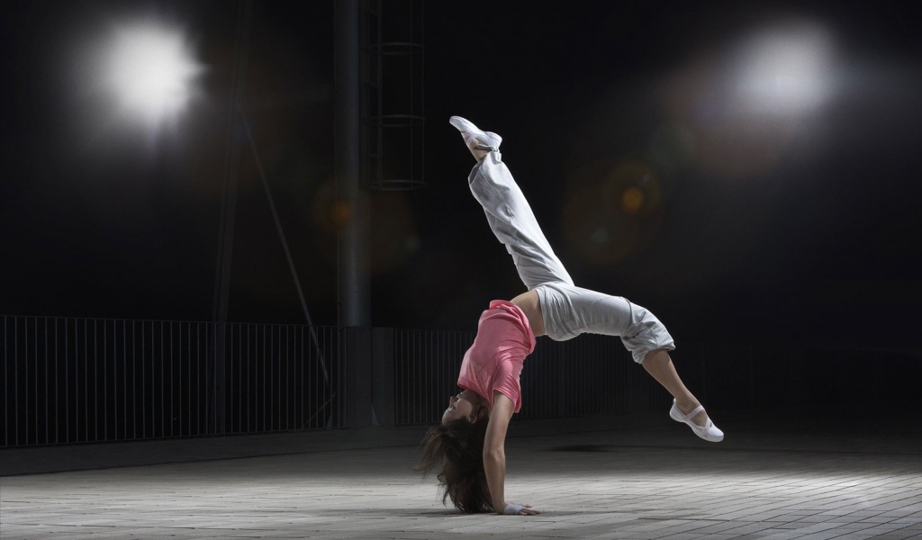 Спортивная девушка в розовом топике