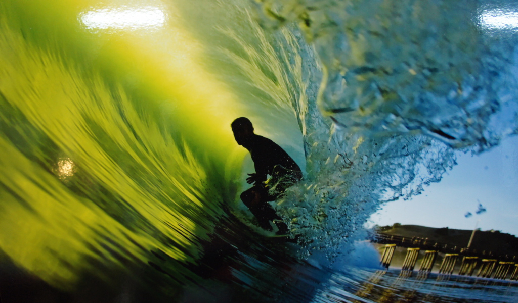 Сёрфер на волне