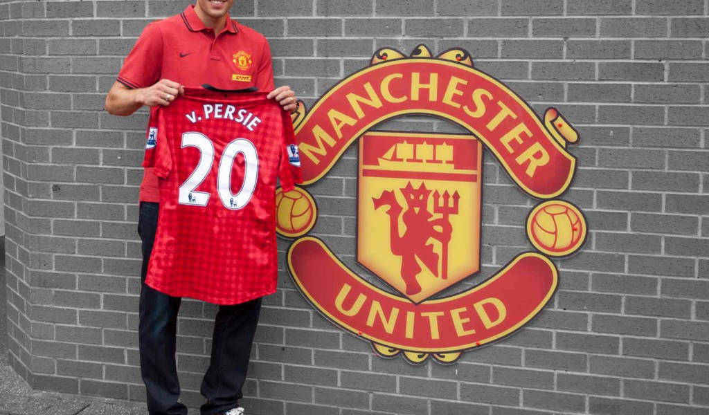 Нападавший из Манчестер Юнайтед Робин ван Перси держа собственную футболку