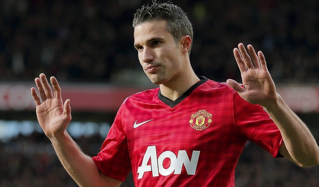 Нападавший игрок Манчестер Юнайтед Робин ван Перси получил желтую карточку