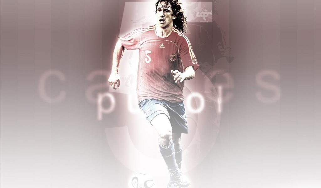 Лучший защитник футболист Барселоны Карлес Пуйоль