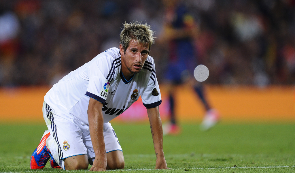 Лучший защитник Реал Мадрид Фабио Коэнтрау на коленях