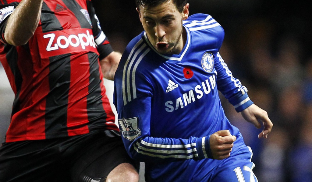  Лучший полузащитник Челси Эден Азар борется за мяч