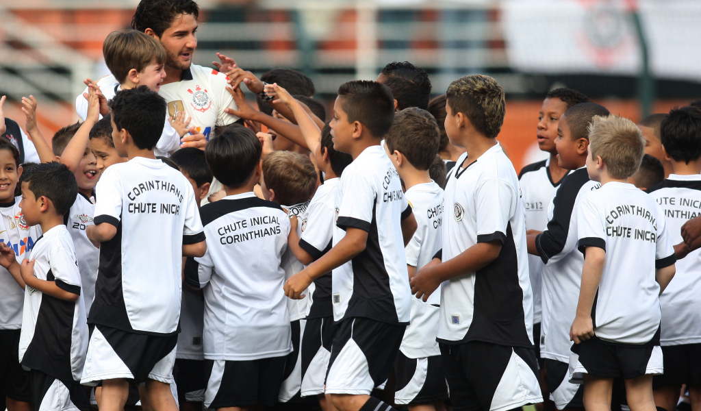 The best player of Corinthians Alexandre Pato and children