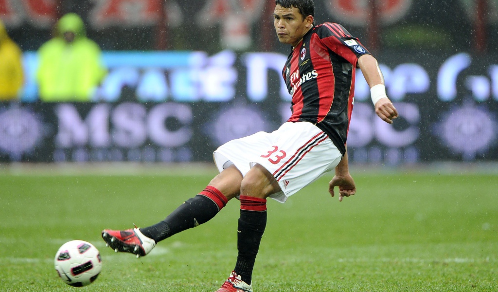 Лучший игрок ПСЖ Тиаго Силва наносит удар по мячу