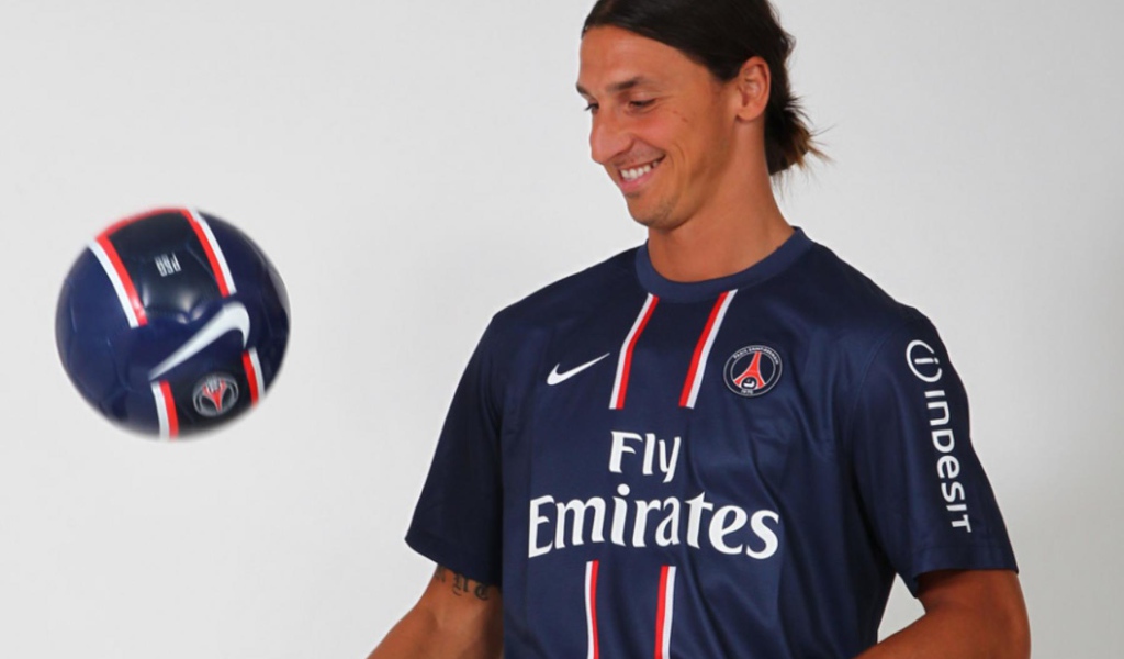 Лучший игрок ПСЖ Златан Ибрагимович с мячом