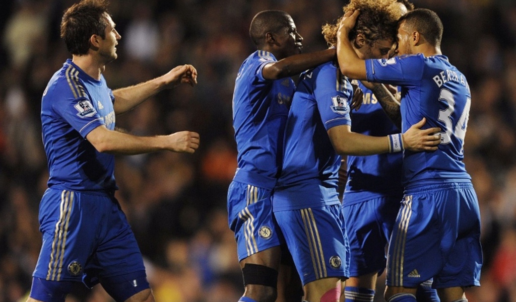 Защитник Челси Давид Луис и его команды