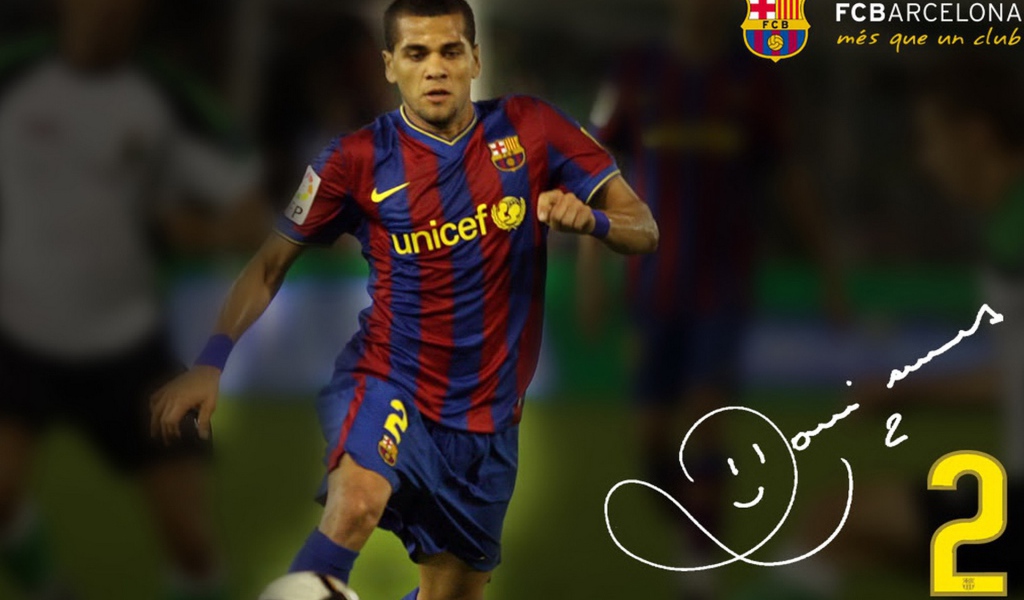 Защищающийся игрок Барселоны Даниэл Алвес